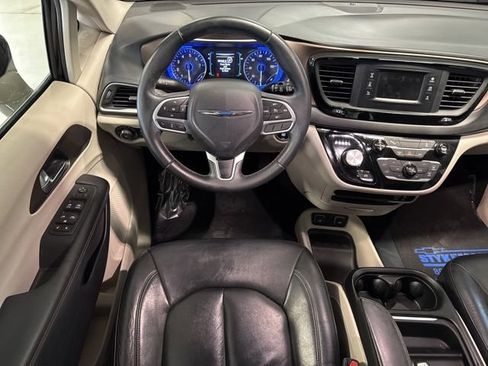Used 2017 Chrysler Pacifica Touring-L FWD image 4