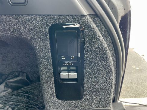 Certified 2025 Land Rover Range Rover SE image 37