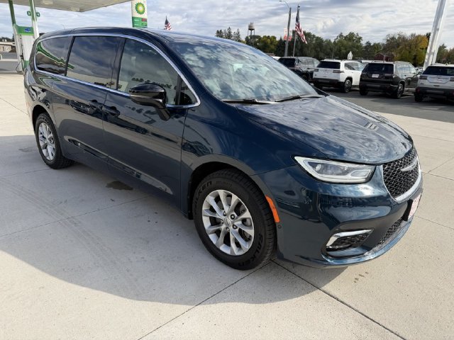 Used 2025 Chrysler Pacifica Select w/ Uconnect Theater Family Group AWD/4WD image 3