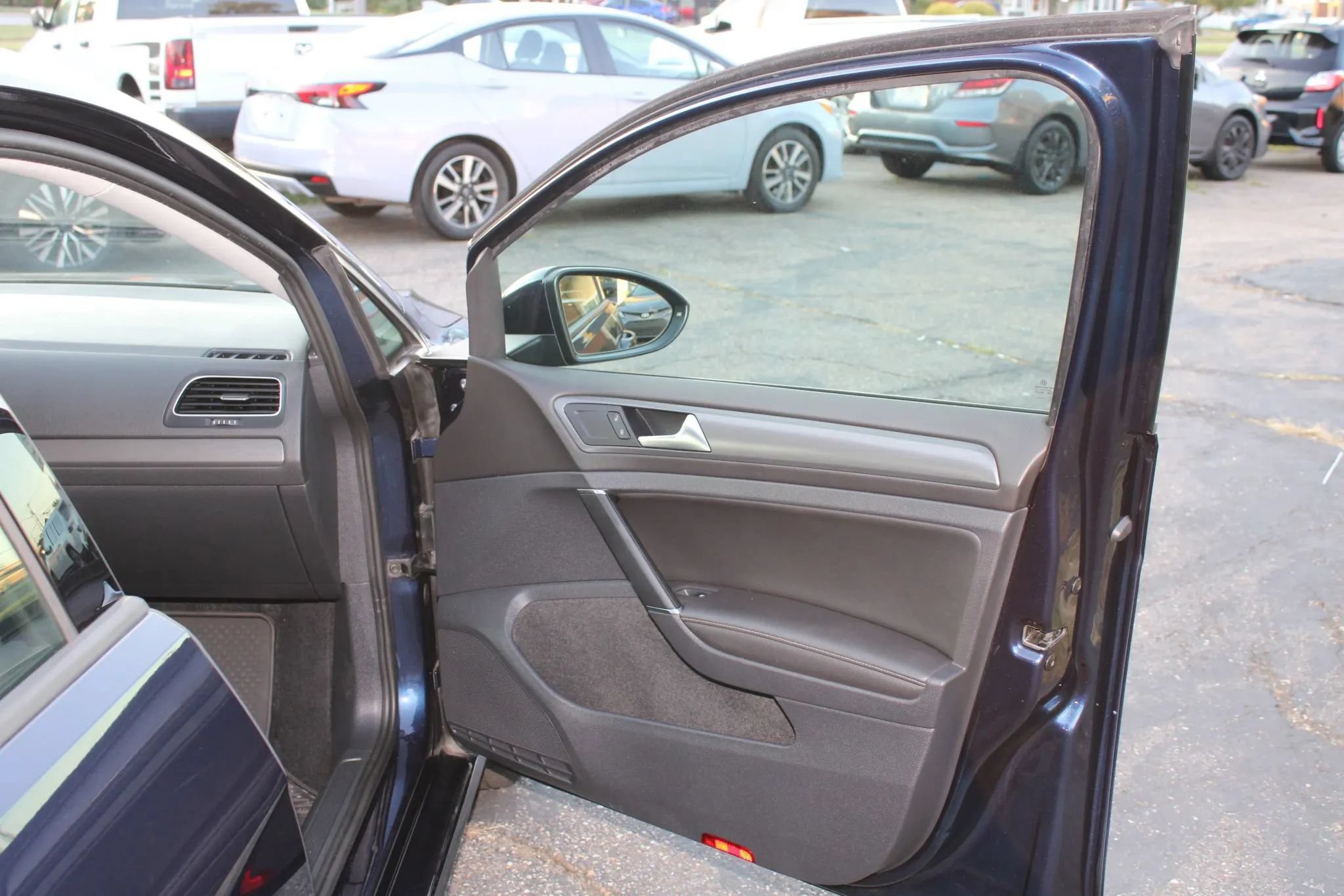 Used 2018 Volkswagen Golf SE FWD image 11