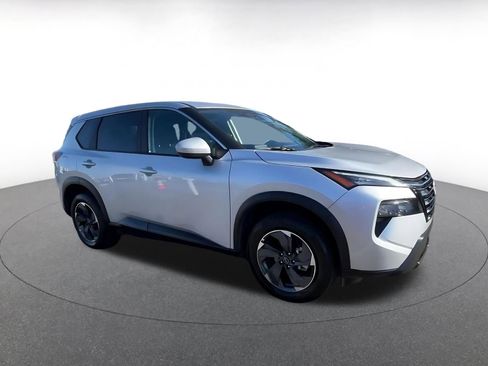 Used 2025 Nissan Rogue SV FWD image 2