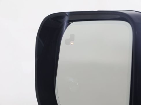 Used 2023 Land Rover Defender 110 SE image 30