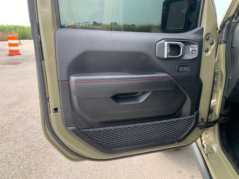 Used 2025 Jeep Wrangler Unlimited Rubicon AWD/4WD image 16