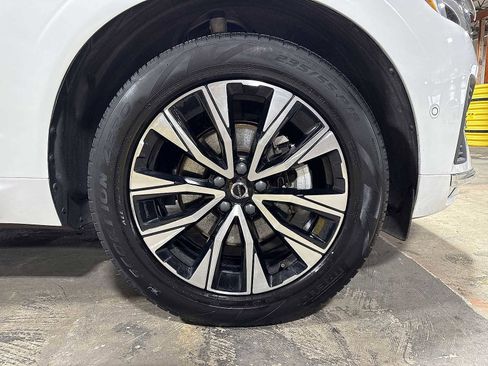 Used 2023 Volvo XC60 B5 Plus image 10