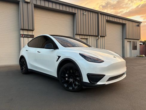 Used 2021 Tesla Model Y Long Range AWD/4WD image 1