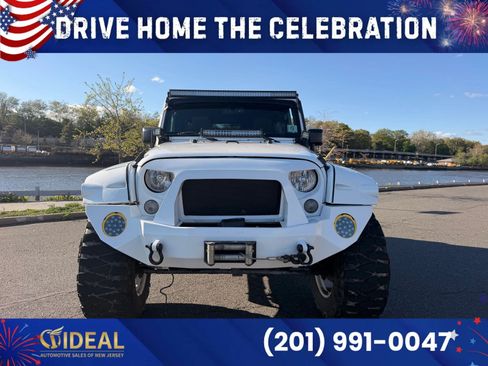 Used 2016 Jeep Wrangler Unlimited Sahara w/ Connectivity Group AWD/4WD image 3