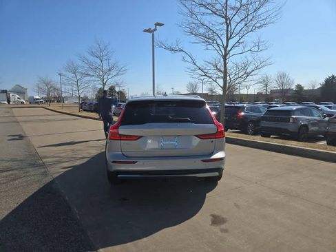 Used 2025 Volvo V60 B5 Cross Country Ultra w/ Climate Package image 7