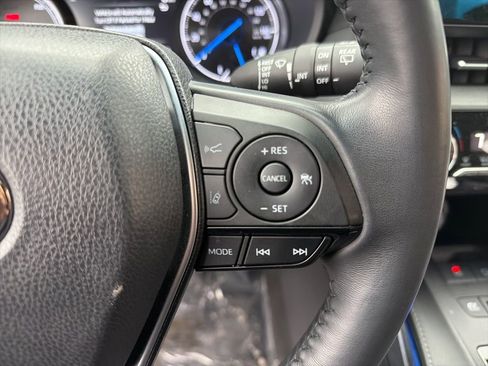 Used 2022 Toyota Venza XLE image 13