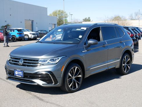 Used 2024 Volkswagen Tiguan SEL R-Line w/ MDO Package, Two-Row AWD/4WD image 3