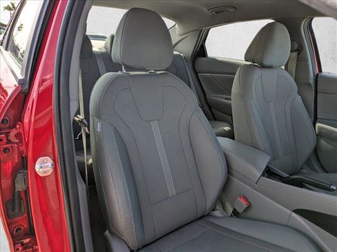 Certified 2021 Hyundai Elantra SE FWD image 19