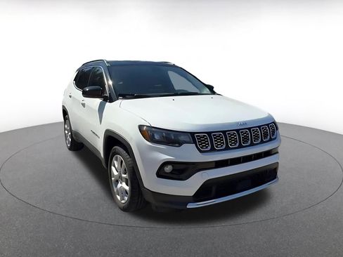 Used 2025 Jeep Compass Limited image 3