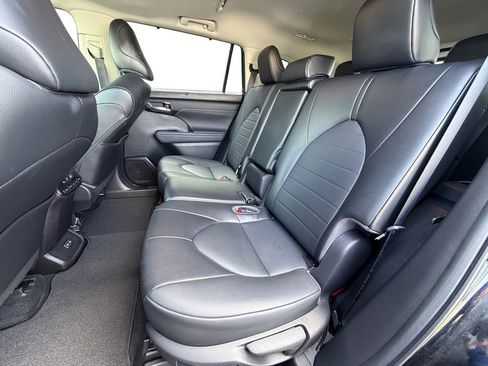 Used 2022 Toyota Highlander XLE FWD image 16