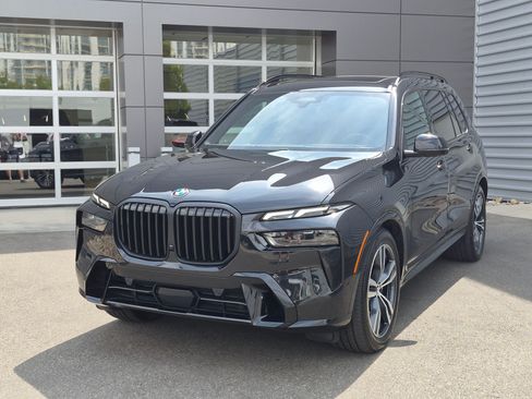 Used 2024 BMW X7 xDrive40i w/ M Sport Package AWD/4WD image 8