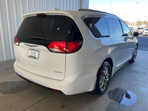 Used 2017 Chrysler Pacifica Limited image 24