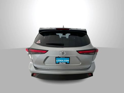 Used 2023 Toyota Highlander XLE AWD/4WD image 7