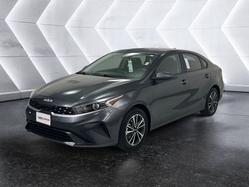 Used 2023 Kia Forte LXS image 3