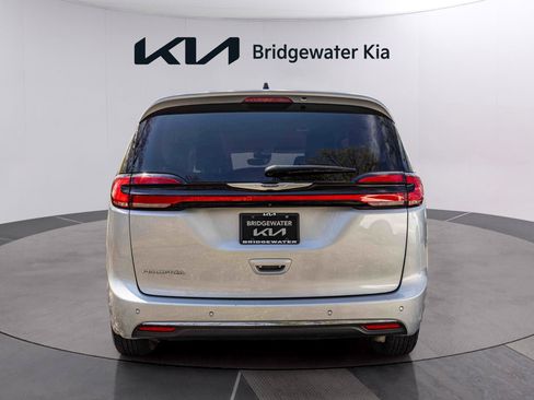 Used 2023 Chrysler Pacifica Touring-L FWD image 6