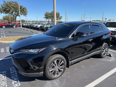 Used 2022 Toyota Venza LE image 3