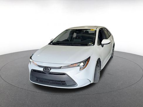 Used 2025 Toyota Corolla LE image 3