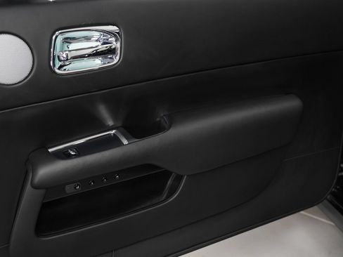 Used 2019 Rolls-Royce Dawn RWD image 28