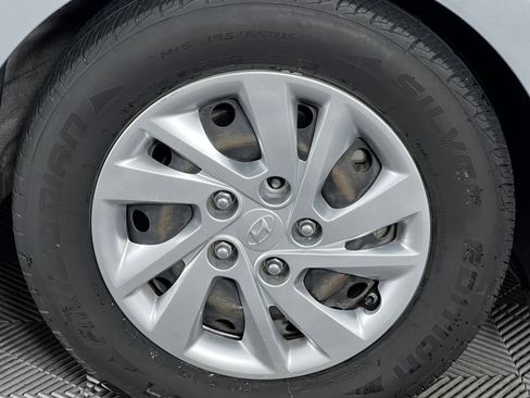 Used 2020 Hyundai Elantra SE FWD image 15