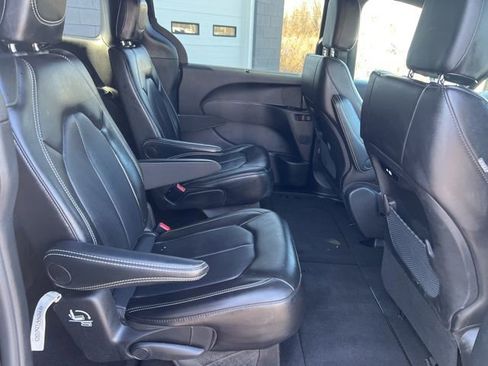 Used 2025 Chrysler Pacifica Select image 8