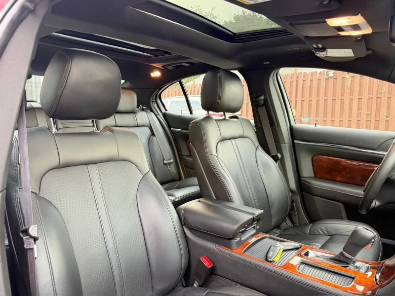Used 2013 Lincoln MKS AWD image 33