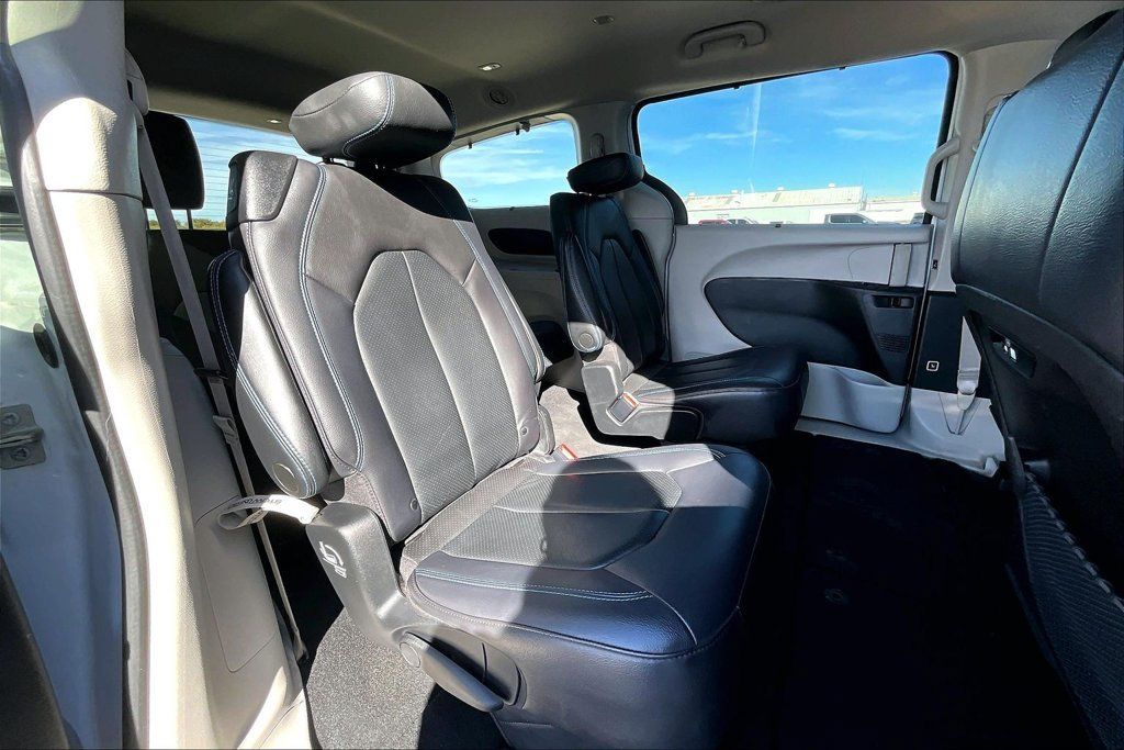 Used 2021 Chrysler Pacifica Touring-L AWD/4WD image 35