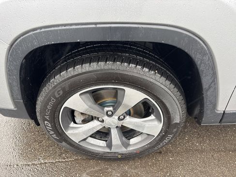 Used 2019 Jeep Cherokee Limited image 8