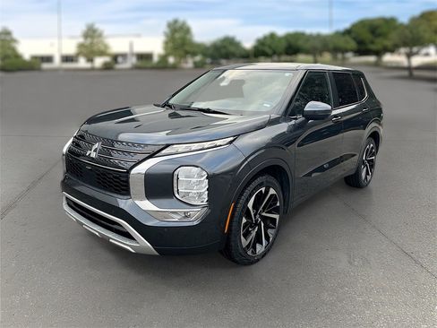 Used 2024 Mitsubishi Outlander SE image 3