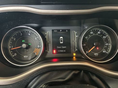 Used 2015 Jeep Cherokee Latitude AWD/4WD image 18