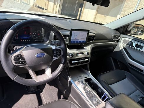 Used 2022 Ford Explorer XLT w/ Equipment Group 202A AWD/4WD image 17