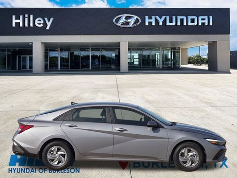 Certified 2025 Hyundai Elantra SE FWD image 3