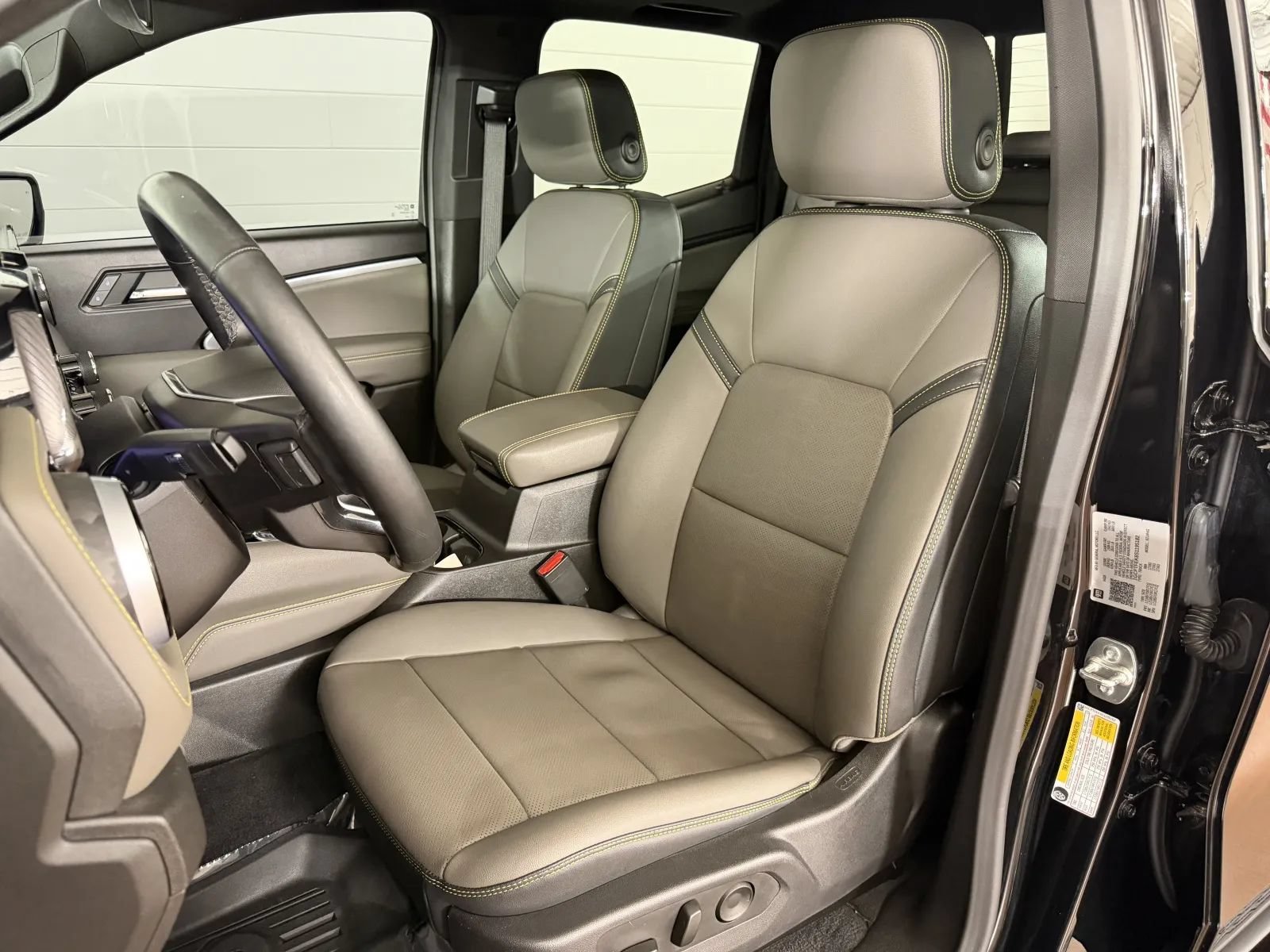 Used 2025 Chevrolet Colorado ZR2 w/ Technology Package AWD/4WD image 13