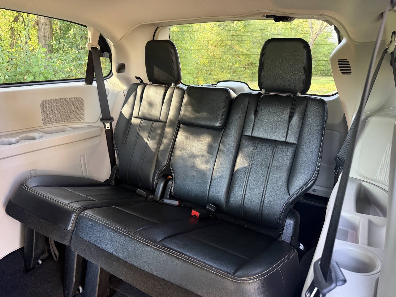 Used 2012 Chrysler Town & Country Touring w/ Entertainment Group #1 FWD image 12