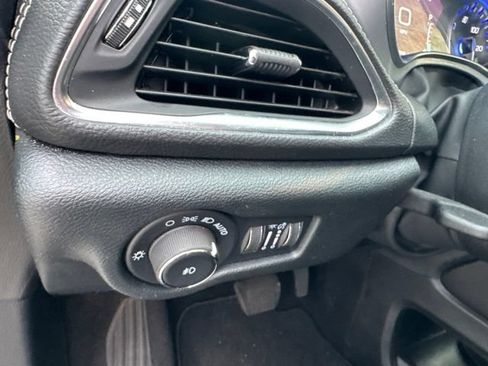 Used 2026 Chrysler Pacifica Limited FWD image 21