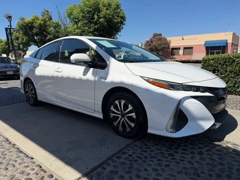 Used 2018 Toyota Prius Prime Plus FWD image 3