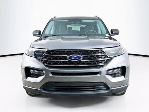 Used 2021 Ford Explorer XLT image 2