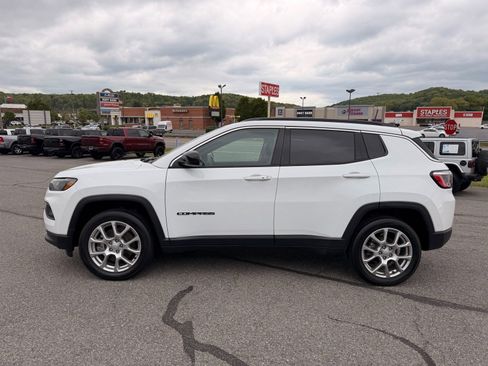 Used 2024 Jeep Compass Latitude w/ Sun and Sound Group AWD/4WD image 3