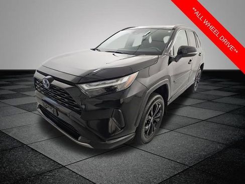 Used 2024 Toyota RAV4 SE image 3