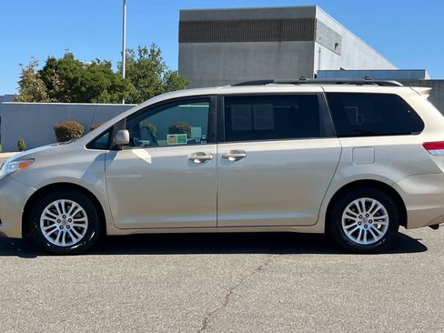Used 2014 Toyota Sienna XLE FWD image 9