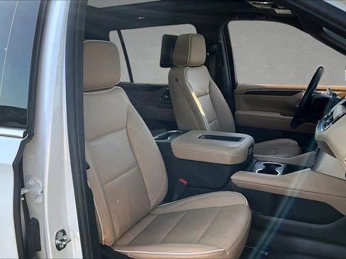 Used 2023 Chevrolet Suburban Premier w/ Advanced Technology Package AWD/4WD image 30