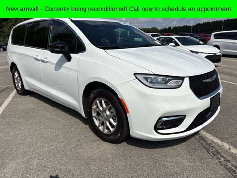 Used 2025 Chrysler Pacifica Select FWD image 1
