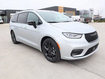 New 2026 Chrysler Pacifica Limited w/ S Appearance Package