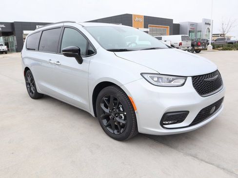 New 2026 Chrysler Pacifica Limited w/ S Appearance Package image 1