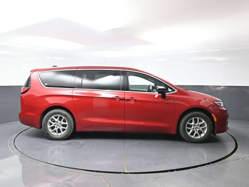 Used 2025 Chrysler Pacifica Select FWD image 4
