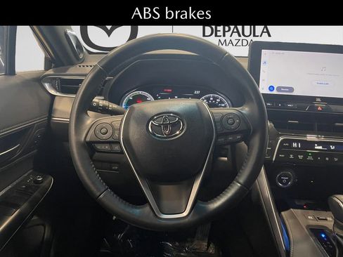Used 2023 Toyota Venza XLE image 12