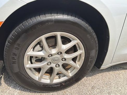 Used 2024 Chrysler Pacifica Touring-L FWD image 11