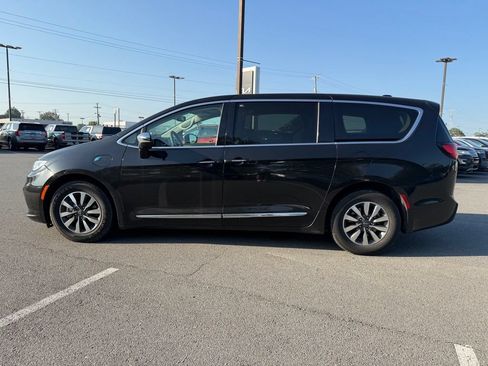 Used 2023 Chrysler Pacifica Limited FWD image 4