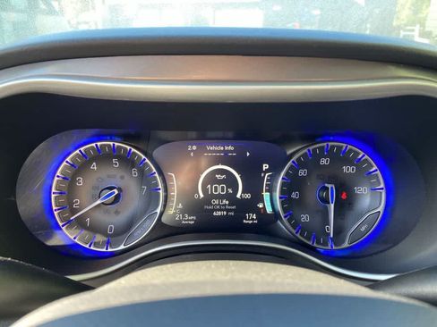 Used 2023 Chrysler Pacifica Touring-L FWD image 27